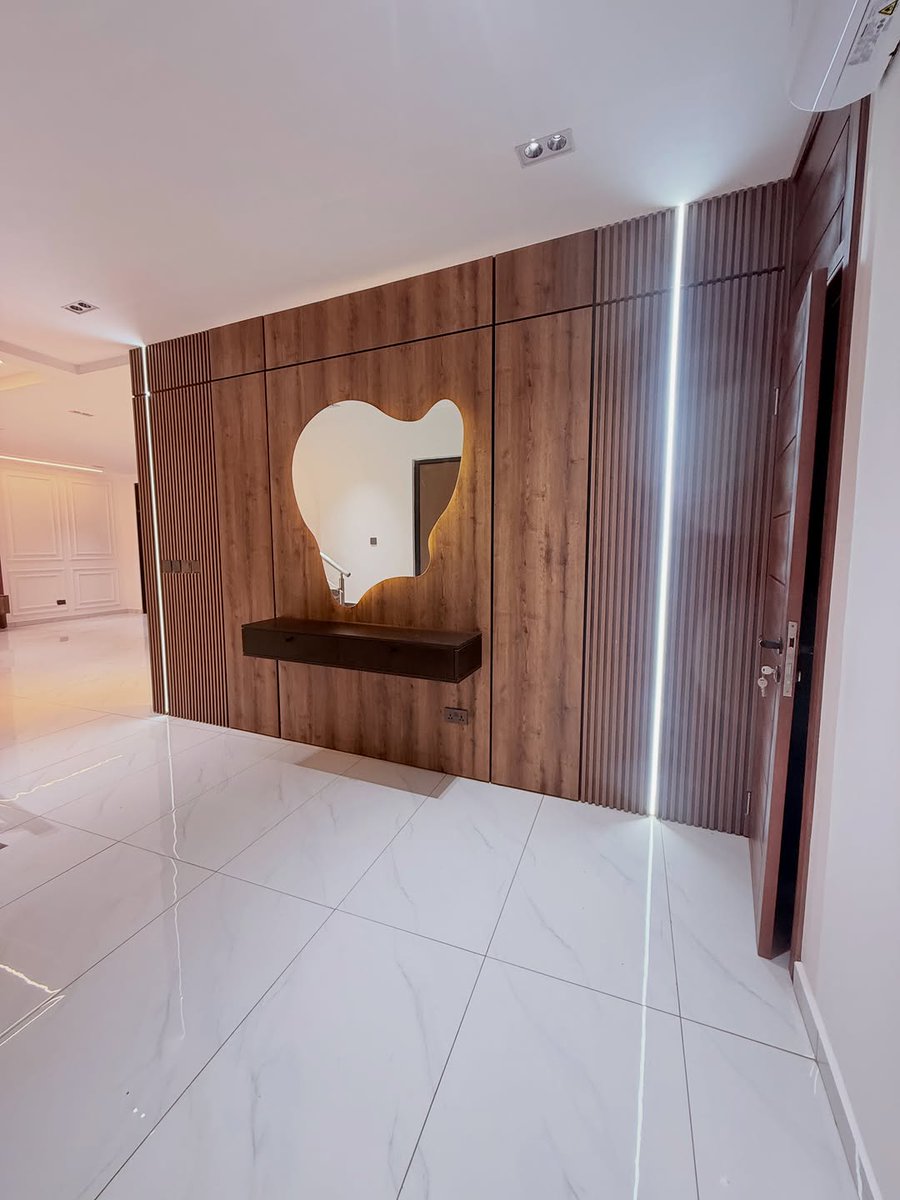 EfuaEver's tweet photo. SELLING ‼️
4-Bedroom House for Sale 
📍 Oyarifa

🏡 4 spacious all en-suite bedrooms
🛁 4.5 bathrooms
🏠 Smart home technology throughout
⚡ 35KVA standby generator 
📄 Titled documentation

💰Price: GHS 3.5 Million
 Call/WhatsApp: 020 279 5533
🎥@02Apropertiesandlandsurveys https://t.co/jygGen5WCA