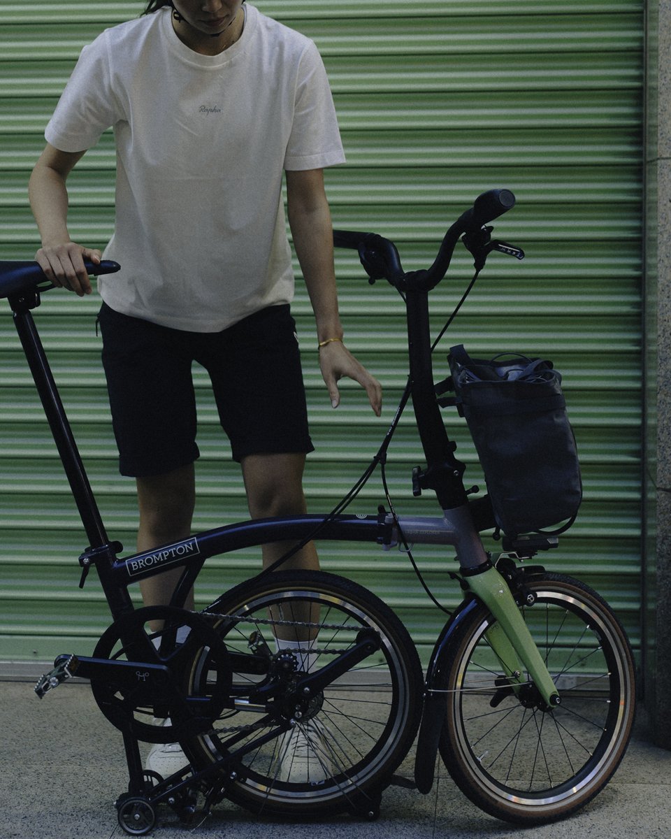 brompton_jp's tweet photo. 数秒で折りたためて、
数秒で走り出せる。

Bromptonは、
日常をもっと自由にするために生まれました。

ブロンプトンについてはこちらから。
https://t.co/L8UoswNuFy https://t.co/WLd6HupZnp