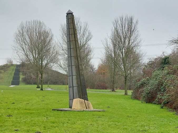 Overt88m's tweet photo. @Politie Zoetermeerders die al lange tijd in onze stad wonen, kennen dit  kunstwerk vast. De obelisk stond jarenlang op het Burgemeester  Wegstapelplein in het Stadshart. Samen met een piramidekunstwerk, dat op  hetzelfde plein stond, verhuisde het in 2016 naar een andere plek. https://t.co/8LNKeIYHQ9