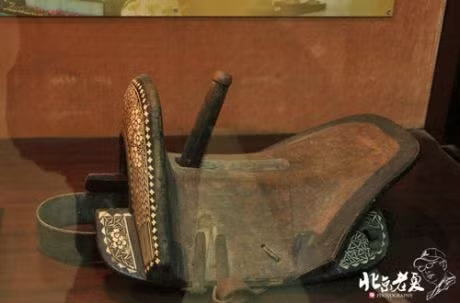 bathuthu3's tweet photo. Riding the 'wooden donkey' was one of the Ten Great Extreme Tortures during the Manchu Qing dynasty. It was used to punish women who committed adultery or plotted to harm their husbands.

"I don't understand how it tortures.
#DarkHistory https://t.co/MiYojmqCdo