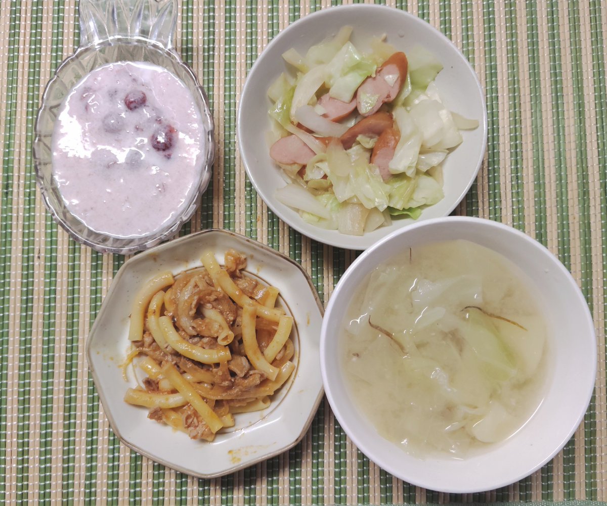 sDIcfDcDte40592's tweet photo. 今夜のメニュー

🍓フルーチェ+🍓
キャベツウィンナー🧄醤油ソテー
キャベツふのり味噌汁
パスタ（昨晩ミートソースのソース余ったのでアレンジ）

今年は大葉が大きいので、しそ巻（味噌、砂糖、小麦粉を加熱しながら練ったものを大葉で包み揚げ焼き）を作りました🙌

皆様今週も宜しくお願いします🙏 https://t.co/wsfcGNGKdO