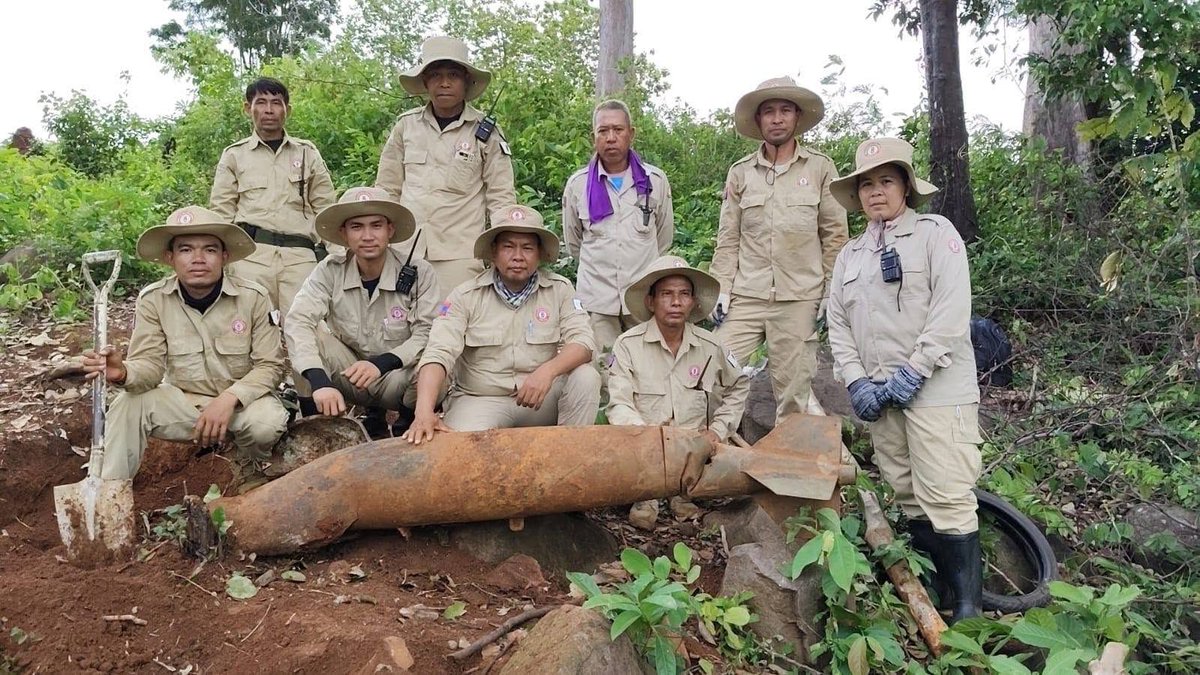 Souvie's tweet photo. Large MK-82 US bomb unearthed and detonated yesterday in Champasack Province https://t.co/V2RGKlacN9