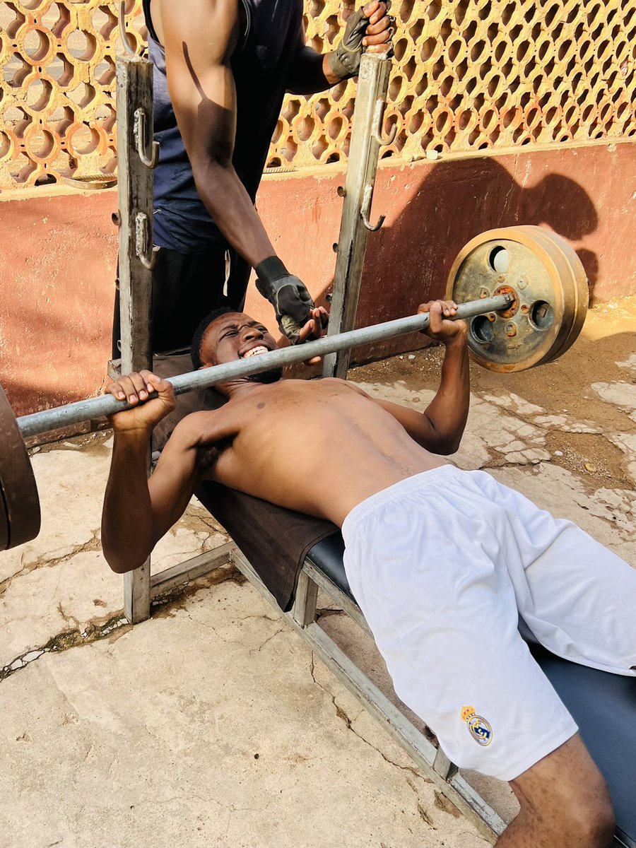 kollyfeelz's tweet photo. From 25kg to 50kg, eating kaduna northern pizza after today’s workout 🏋️‍♀️ 

Weekly gym due paid in cash 🤭 https://t.co/j6AxibFH5k