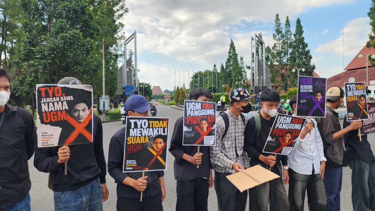 fluidvs's tweet photo. Menjadi pengurus itu amanah, bukan gelar abadi. Tiyo, ingat: periodemu selesai 2025. Jangan lagi membawa nama BEM UGM dalam urusan yang tidak ada hubungannya dengan organisasi. Jaga marwah UGM agar tetap terhormat banyak orang. 💛 https://t.co/SHdlXS8Y0l