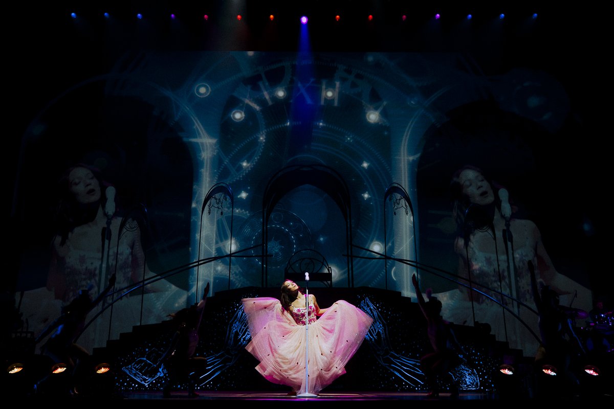 rollingstonejp's tweet photo. 【Live Report】
𝗟𝗮𝘂𝗳𝗲𝘆（レイヴェイ）
満員の東京ガーデンシアターを魅了、ミュージカル風の五幕構成で届けた夢のようなステージ

🔗https://t.co/01d8CoIeTs

@laufey #Laufey https://t.co/aaIAPjBvG2