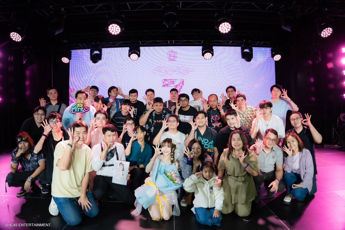 MintTGG's tweet photo. บันทึกความทรงจำ หน้าร้อนก็น่ารัก💖🌤️🩵(2)

นี่เลยหน้าตาของเหล่าสมุนเต่าที่รักและเอ็นดูหนูมาตลอด🫶🏻 (รวมถึงพี่ ๆ ทุกคนที่ติดตามหนูอยู่ด้วยน้าแม้จะไม่ได้มาถ่ายรูปด้วยกัน แต่หนูก็รักเสมอนะคะ ไม่ต้องห่วง🤗) 

ดีใจน้าที่ทุกก้าวของหนูจะมีพี่ ๆ ที่คอยอยู่เคียงข้างและเป็นกำลังใจให้กันมาตลอด สถิติใหม่ได้เริ่มขึ้นอีกครั้ง รักมาก ๆน้า🫳🏻 ส่วนตัวหนูเองอยากเก็บทุกช่วงเวลาและความทรงจำของพวกเราเอาไว้ตลอดไป อยากขอบคุณจากใจที่มีทุกคนจริง ๆ แม่เต่ารออยู่ตรงนี้เสมอ และบ้านเต่าหลังนี้จะเปิดต้อนรับทุกคนตลอดไปน้า ไม่มีทุกคนไม่มีหนู หนูสัญญา🫴🏻💖

#minttheglassgirls #mintarunrat #theglassgirls #หน้าร้อนก็น่ารัก #NatsunoKoiMonokatari