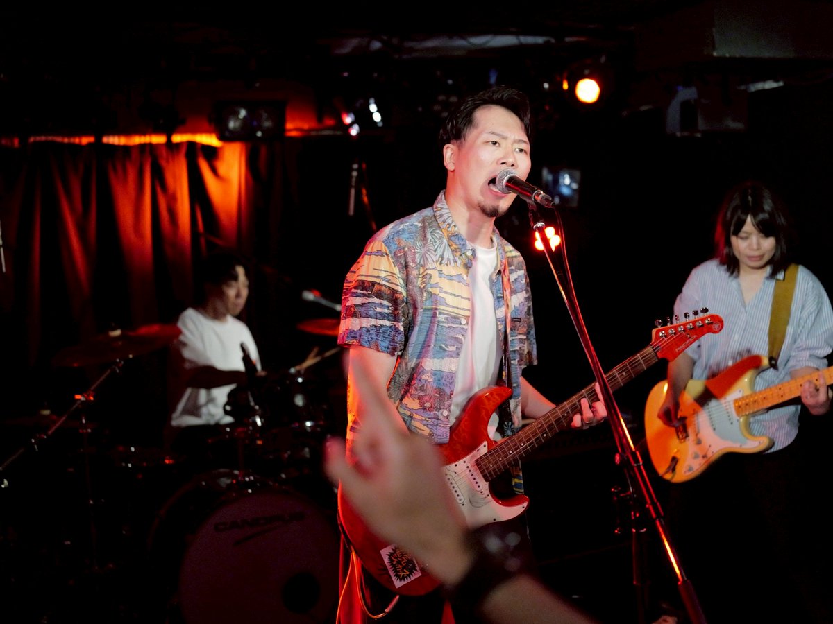 Todaystackedman's tweet photo. 自己理解ライブおつかれさまでしたー！！

「全員ボーカルバンド」で出ました！
全員、歌い過ぎて限界突破しました！

大学卒業ぶりのライブ楽しかったー！！！

担当クライアントさんとステージの上で共演できたのはハッピーでした！
是非フォローしてあげて🙏
👇👇
https://t.co/EXoDd4jaEm https://t.co/w83Ijs2gWW