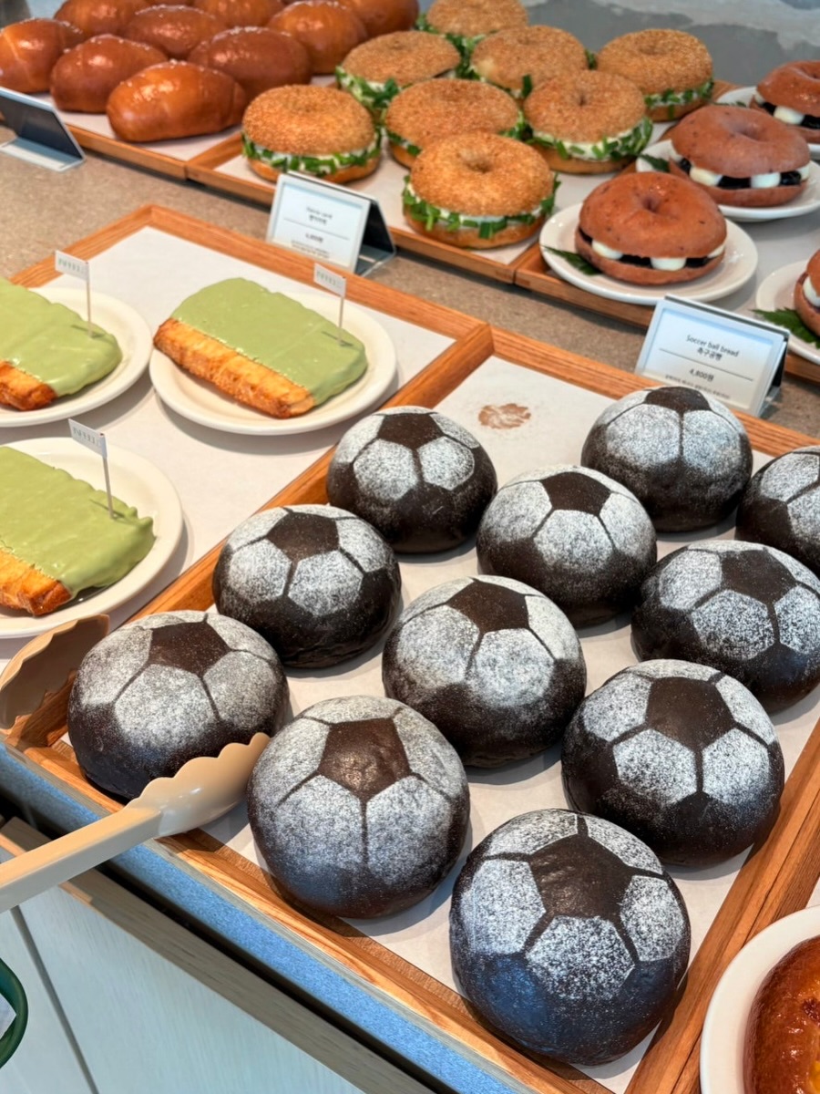 VisitaCorea's tweet photo. Si eres aficionado al fútbol, hay un lugar que no puedes dejar de visitar: INFIELD ☕️

Se trata de una cafetería de dos plantas rodeada de una amplia zona verde, ubicada dentro del Parque Deportivo Son Heung-min en Chuncheon, un espacio creado por la familia del futbolista. El lugar está decorado con camisetas, fotografías y recuerdos autografiados de Son Heung-min, creando un ambiente especial para los amantes del fútbol. ✨⚽️

✅ INFIELD
📍 Garakjae-ro 40, Dong-myeon, Chuncheon-si, Gangwon-do
⏰ Lunes a viernes: 10:00–19:30 / Fines de semana: 09:00–19:30

✔️ No te pierdas el pan con forma de balón de fútbol, relleno de una deliciosa crema de queso con Oreo. ¡Una de las especialidades más populares de la cafetería!

📸 IG - @xxuminy