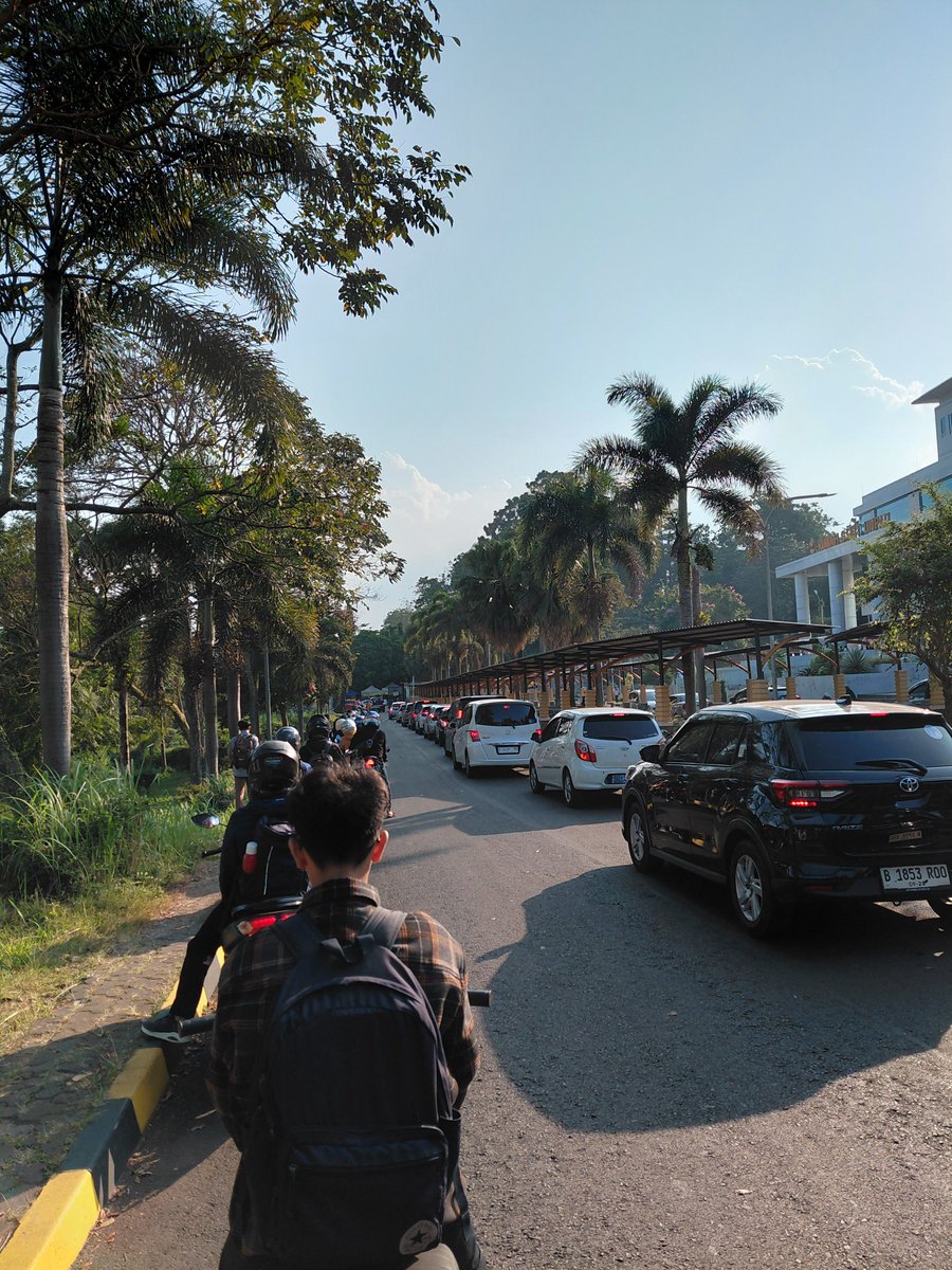 arkiyey's tweet photo. minggir lu semua, gua mau ngising https://t.co/59k95sxmKz