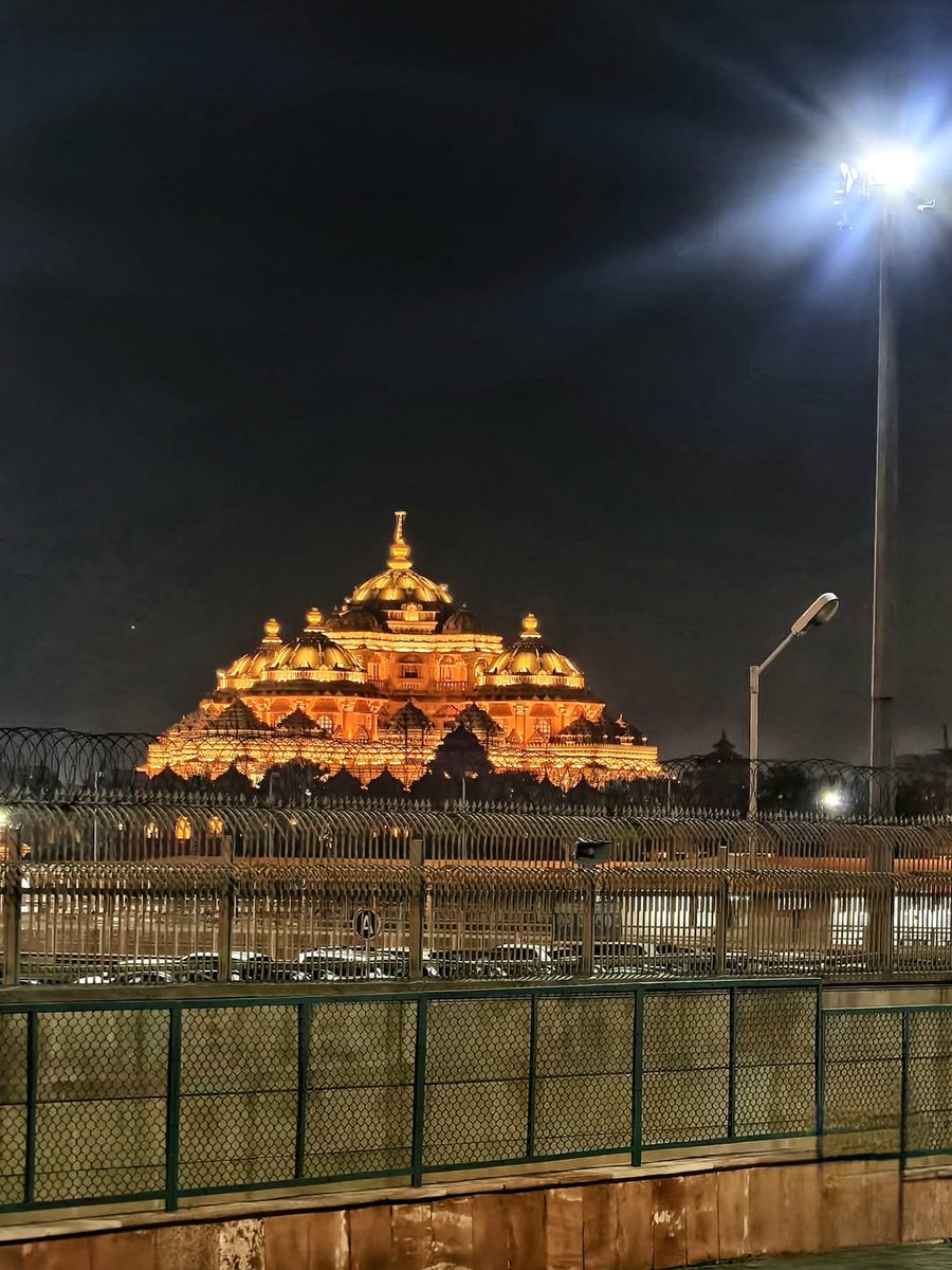 IamSSaw's tweet photo. The Divine beauty of Akshardham Temple, New Delhi.
Where Architecture meets Spirituality. 💛🙏🏻✨ https://t.co/DPcSBbnJT3