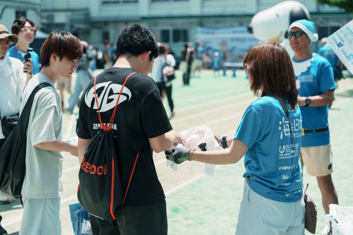nfvolacen's tweet photo. ＼BLUE SANTAごみ拾い2026 プレイベント　受付ボランティア募集🌊／

海ごみ問題の解決は、街から始まります。
6/13(土)、渋谷で開催される #ブルーサンタ による「ごみ拾い」を支える【受付ボランティア】を募集します！

参加者を笑顔でお迎えする活動なので、ボランティア初心者も大歓迎😊

参加特典として、
🎁ブルーサンタ衣装
🎁BLUE SANTAオリジナルSNOOPYてぬぐい
🎁オリジナルリストバンド
をプレゼント！

あなたの一歩が、海を守る活動につながります。

詳細・申込はリプ欄へ👇