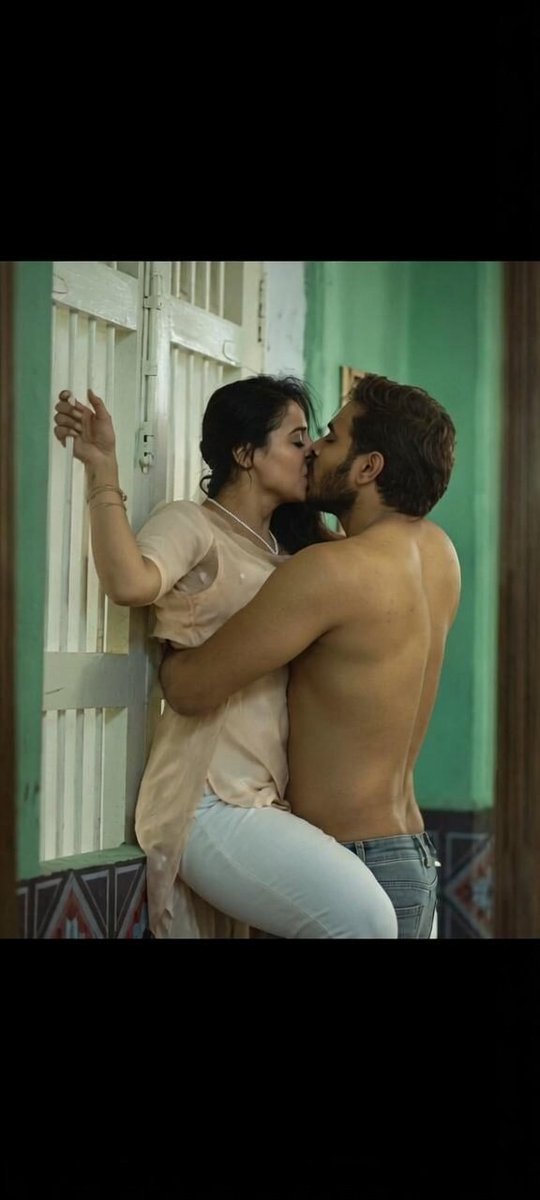 kaaamathalaivan's tweet photo. By losing the ability for the girl to move backward, the scene shifts from a casual to one of total surrender or intense confrontation. It creates that magnetic pull where the air between them feels heavy and viewer feels that intimacy

Pro Directorial skill in intimacy 👌🏾 https://t.co/FSIvlckig8