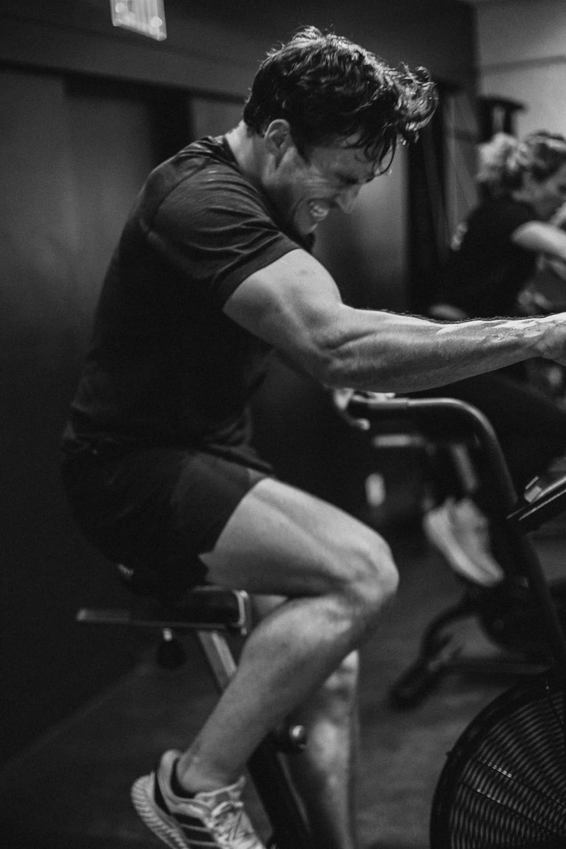 JackKrucial's tweet photo. Many of you are being sold the lie that a 10-15 minute HIIT session on an assault bike is going to build your cardio. 

Your gains will plateau after ~12 weeks. 

Why do you think fight camps are only 8-12 weeks long?

This isn't how you build an elite gas tank long term. https://t.co/m3gMJV19ER
