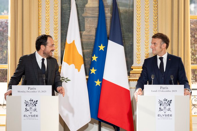 ObsDelphi's tweet photo. 🇫🇷🇨🇾Un accord historique s'apprête à être signé entre la France et Chypre !

Celui-ci autorisera le stationnement de forces françaises sur l'île.

Présenté comme un dispositif à vocation humanitaire, cet accord permettra aux militaires français de s'entraîner, de coordonner leurs actions avec les forces chypriotes et de renforcer l'interopérabilité entre les deux pays.

Cette décision intervient dans un contexte régional particulièrement sensible. Depuis l'invasion turque de 1974, Chypre demeure divisée entre une République de Chypre reconnue internationalement et une entité turque du Nord reconnue uniquement par Ankara. Sans surprise, les autorités chypriotes turques ont vivement dénoncé cet accord.

Pour Nicosie, le rapprochement avec Paris répond à un besoin de sécurité et de soutien face aux défis croissants en Méditerranée orientale. La France s'est progressivement imposée comme l'un des principaux partenaires européens de Chypre, en soutenant la souveraineté de l'île et en développant une coopération militaire concrète. 

Cette présence renforce également la capacité de réaction européenne dans une région stratégique marquée par de nombreuses crises. Et puis cet accord illustre plus largement la crédibilité de la France auprès de ses alliés. Qu'il s'agisse des pays baltes, de la Roumanie, du Groenland ou désormais de Chypre, Paris démontre sa volonté de traduire ses engagements politiques en actions concrètes sur le terrain.

La France est un partenaire fiable dans un monde où la confiance est de plus en plus difficile à accorder 🇫🇷💪🇨🇾