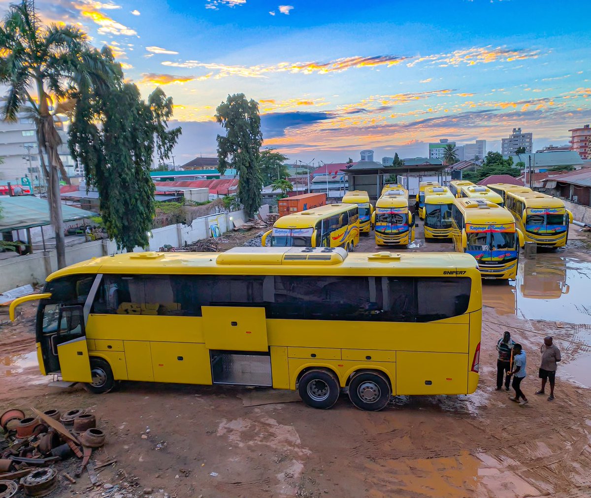 kirigitim's tweet photo. Huyu ni Kaizirege &amp; Kemebos. Mkurugenzi ana G7 nyingi na haringi. Hauwezi kusikia anaambia watu wamuulizie yeye ni nani.

Haya yapo mapumziko achilia mbali yanayozunguka. Unaambiwa kwa wingi wa ma G7 yaliyopo dereva ukizima gari hauruhusiwi kuchomoa ufunguo. Ukiutoa hauna kazi😀. https://t.co/oz3v0JpsGg