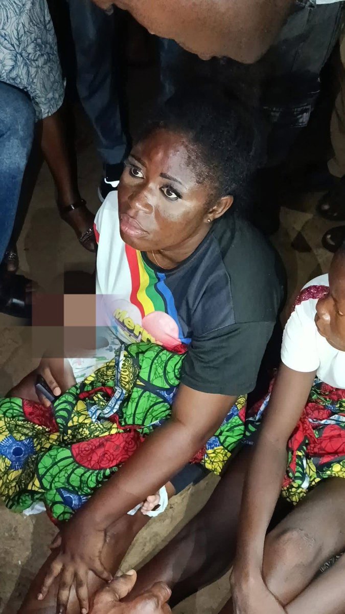 Ruky_Baby27's tweet photo. Some woman dey get mind shal how you go move (thief) people children finish still get mind carry them go church for dedication…

Na yesterday area gbab this lady wey them say she go move two pikin from two different parents carry them go do dedication for church say she don born,

And few weeks back one woman don cry come out say her small baby dey miss,wey the matter fly for the full internet,

Na yesterday area gbab this lady oh say one of the baby really look like that woman own wey dey miss Naso police take carry this lady wey dey the picture so go Ughelli police station for further investigation to know who really get the pikin them.