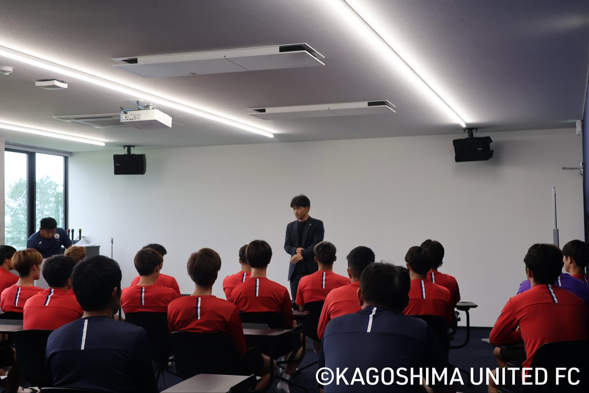 kagoshimaufc's tweet photo. ／
解団式と
クラブハウスの清掃をおこないました🧹
＼

チームが秋田から戻り、解団式を行いました。
その後、選手・スタッフ全員で、日頃の感謝の気持ちを込めてクラブハウスの清掃を実施しました。

本日をもって、今シーズンのトップチームの全活動が終了いたしました。
百年構想リーグ期間、熱く支えてくださった皆さま、本当にありがとうございました。

#鹿児島ユナイテッドFC
