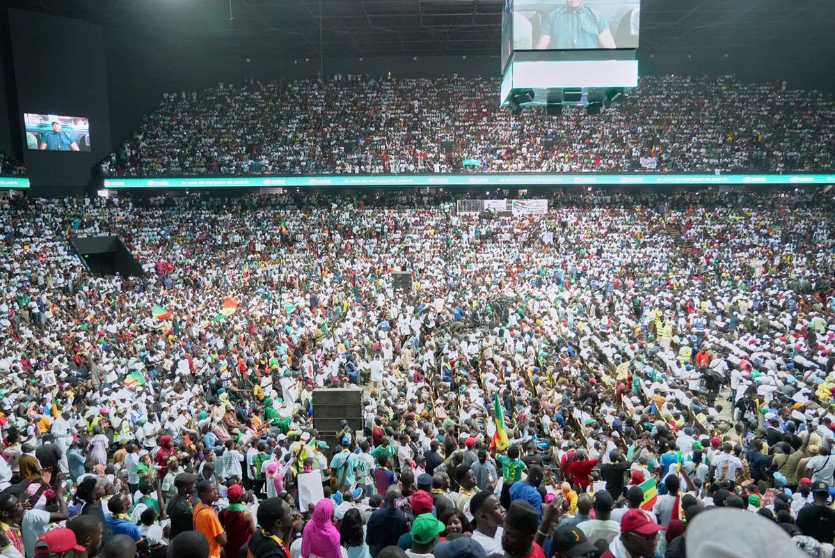 Awah_Juuf's tweet photo. Au lendemain de son élection à la tête de PASTEF–Les Patriotes, le Président Ousmane Sonko a été accueilli, ce dimanche 7 juin 2026, par une véritable marée humaine à la Dakar Arena, à l’occasion d’un grand rassemblement populaire.

Dans une ambiance survoltée, le guide de la révolution citoyenne a livré un discours mêlant perspectives politiques, exigences de formation et appel à la mobilisation pour l’aboutissement du projet national porté par le parti.

Le Président Sonko a insisté sur la discipline, la responsabilité et l’engagement, exhortant les patriotes à intensifier le travail, à renforcer l’organisation et à consolider la cohésion interne afin d’élargir l’ancrage du parti et de préparer les prochaines étapes du combat politique.

Ce rassemblement a également été un moment fort en émotions, marqué par la diffusion d’un mini‑documentaire retraçant l’histoire de PASTEF, rappelant combien le parti s’est construit dans l’abnégation, la constance et la détermination, malgré les péripéties et les épreuves traversées.

Rendez‑vous est pris : un cap décisif est franchi, et l’élan populaire ne fait désormais que s’amplifier.

Le SN COM

#CongresPastef 
#LelanDecisif
#OusmaneSonko