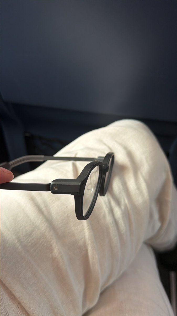 inactivethomas's tweet photo. new tech gadget who dis https://t.co/5xyUt8MFEQ