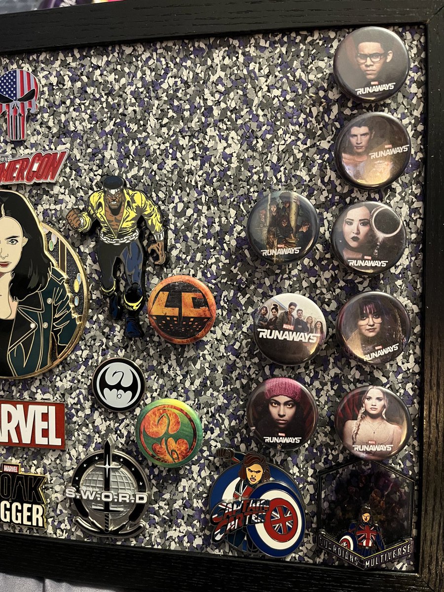 finnreyswifts's tweet photo. My defenders/marvel tv pin &amp; button collection thus far https://t.co/J4s2DK4toG