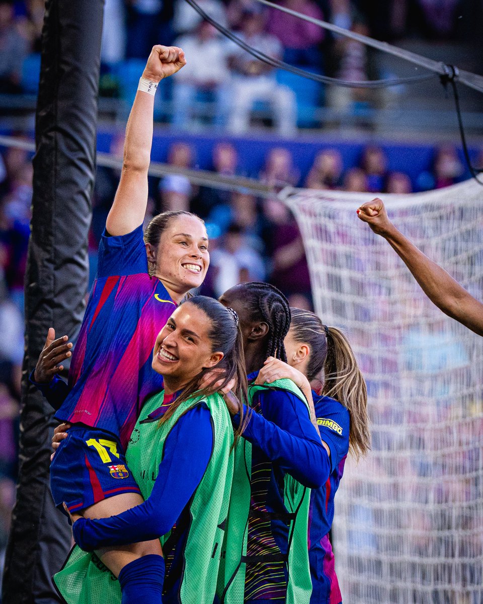 FCBfemeni's tweet photo. La felicitat d'aconseguir allò que tant desitjaves 🤩 https://t.co/lc3H06fUvG
