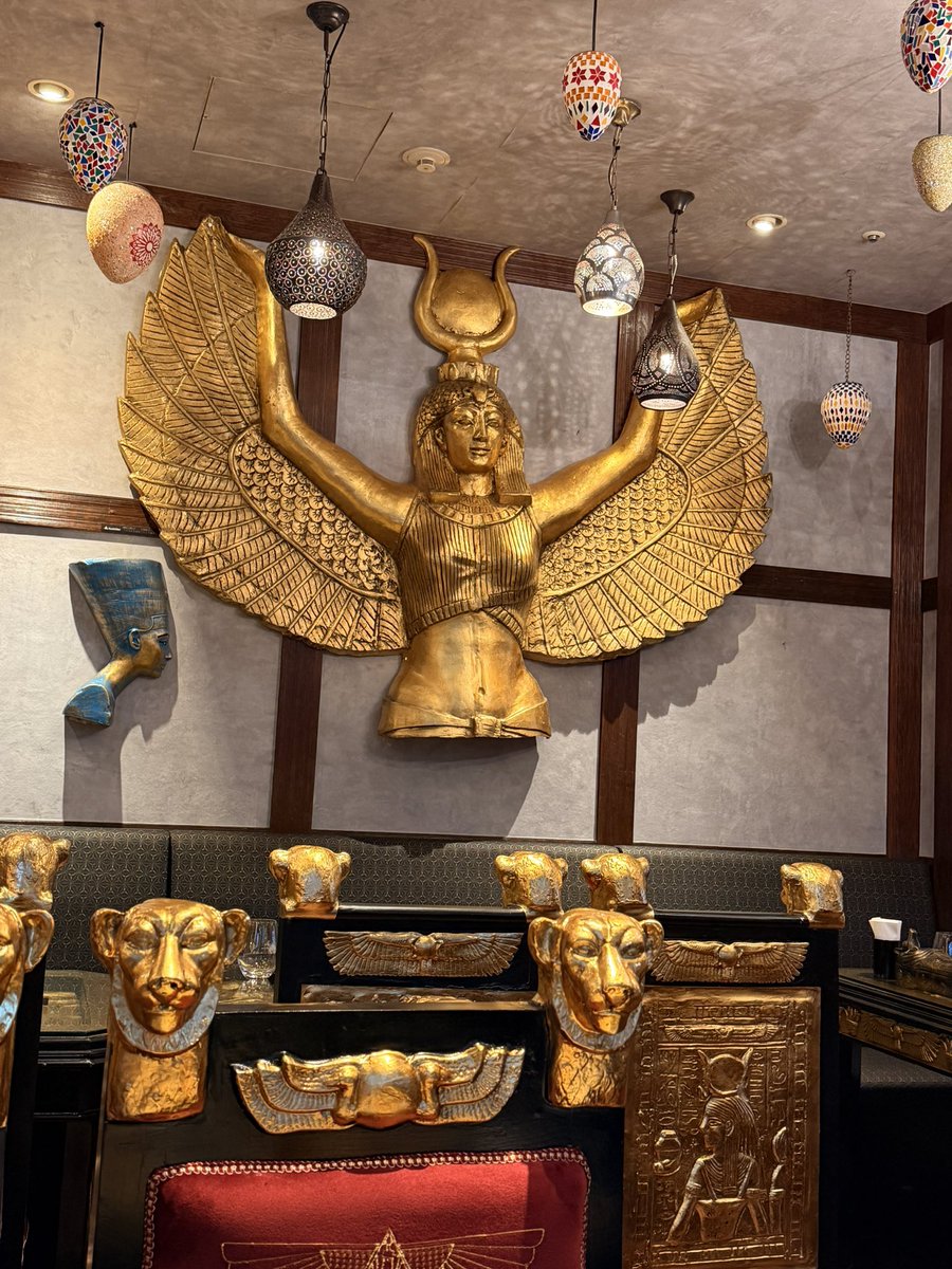 Grand_Pyramid's tweet photo. 🇪🇬✨ フムスを食べたことはありますか？ ✨🇪🇬

エジプトや中東地域で古くから親しまれている伝統料理、それが「フムス」です🥙

フムスは、ひよこ豆・タヒニ（ごまペースト）・レモン・オリーブオイルを使って作られる、なめらかで風味豊かなディップです。

🌱 高たんぱく
🌱 食物繊維が豊富
🌱 栄養たっぷり

そのままでも美味しく、温かいピタパンと一緒に食べるのが定番です✨

Grand Pyramidでは、本場のレシピで作るフムスとピタパンをご用意しています🇪🇬

なめらかな食感とひよこ豆の優しい味わいを、ぜひお楽しみください😋

🥙 フムス＆ピタパン
📍 Grand Pyramid

#フムス #ピタパン #エジプト料理 #中東料理 #飯田橋グルメ