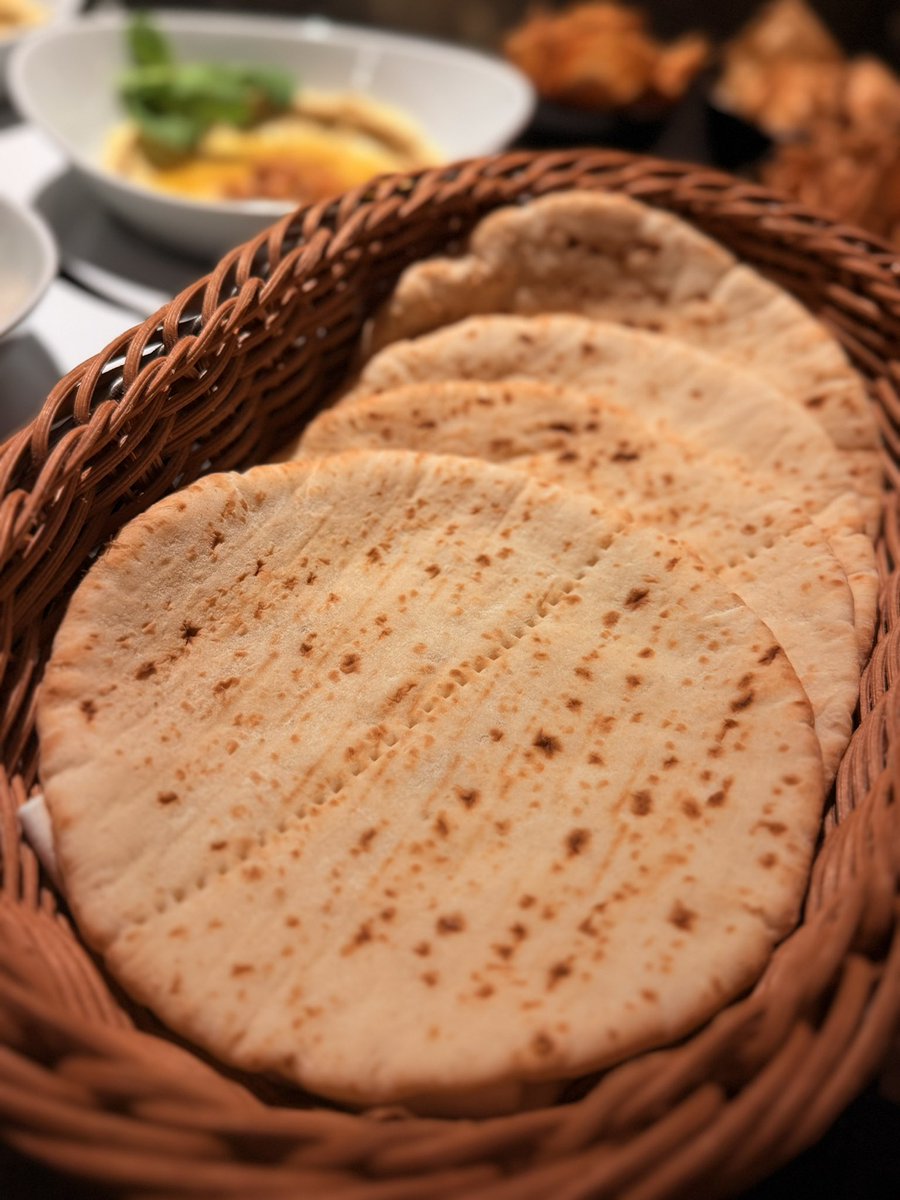 Grand_Pyramid's tweet photo. 🇪🇬✨ フムスを食べたことはありますか？ ✨🇪🇬

エジプトや中東地域で古くから親しまれている伝統料理、それが「フムス」です🥙

フムスは、ひよこ豆・タヒニ（ごまペースト）・レモン・オリーブオイルを使って作られる、なめらかで風味豊かなディップです。

🌱 高たんぱく
🌱 食物繊維が豊富
🌱 栄養たっぷり

そのままでも美味しく、温かいピタパンと一緒に食べるのが定番です✨

Grand Pyramidでは、本場のレシピで作るフムスとピタパンをご用意しています🇪🇬

なめらかな食感とひよこ豆の優しい味わいを、ぜひお楽しみください😋

🥙 フムス＆ピタパン
📍 Grand Pyramid

#フムス #ピタパン #エジプト料理 #中東料理 #飯田橋グルメ