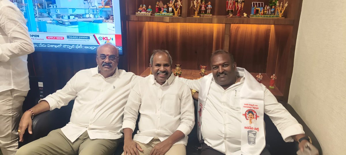 GadeTweets's tweet photo. ఆంధ్రప్రదేశ్ రాష్ట్రం నుంచి రాజ్యసభలో అడుగుపెడుతున్న గౌరవ సభ్యులు శ్రీ భాష్యం రామకృష్ణ గారు, శ్రీ సానా సతీష్ గారు,శ్రీ చింతకాయల విజయ్ గార్ల నామినేషన్ కార్యక్రమంలో పాల్గొని అనంతరం జనసేనపార్టీ శాసనసభ్యులతో కలసి వారికి అభినందనలు తెలియజేయడం జరిగింది.. https://t.co/SllR0eaket