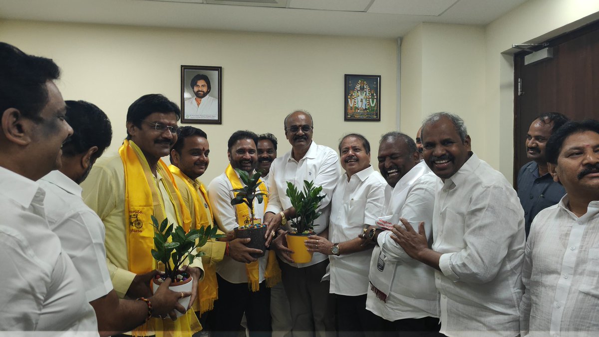 GadeTweets's tweet photo. ఆంధ్రప్రదేశ్ రాష్ట్రం నుంచి రాజ్యసభలో అడుగుపెడుతున్న గౌరవ సభ్యులు శ్రీ భాష్యం రామకృష్ణ గారు, శ్రీ సానా సతీష్ గారు,శ్రీ చింతకాయల విజయ్ గార్ల నామినేషన్ కార్యక్రమంలో పాల్గొని అనంతరం జనసేనపార్టీ శాసనసభ్యులతో కలసి వారికి అభినందనలు తెలియజేయడం జరిగింది.. https://t.co/SllR0eaket