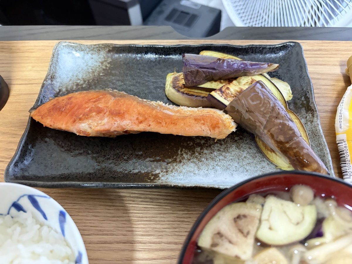 InSelvatico's tweet photo. #やまねこ料理帖
#おうちごはん 
#料理好きな人と繋がりたい

フォロワーニキと🐟摂取のラリーから週末明けて、今日の農協に🇨🇱産の手頃な冷凍甘塩銀鮭切身があったので、レンジ解凍してから焼いてみたのだ。
昨日買った、西友味の幸の「輝なす」の焼きなすを添えて。
下半分は味噌汁にして、普段の🍽️： https://t.co/yfvids8hsD