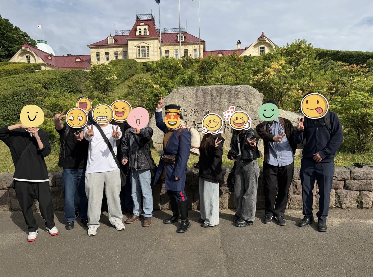 study_history03's tweet photo. 📌【6/7(日)活動告知】
先日、「北海道開拓の村」へフィールドワークに行ってきました！

明治・大正期の北海道の街並みから、当時の暮らしや歴史を学びました🏠

また、『ゴールデンカムイ』の杉元佐一とも遭遇(？)し、一緒に記念撮影📸
天気にも恵まれ、充実した一日となりました！
#歴史研究会 https://t.co/2U6SBjlbZz