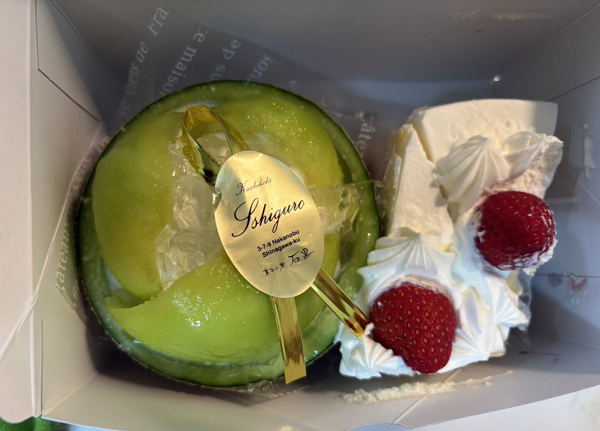 chechechekko's tweet photo. 今日は昨日の疲れが残っているので、下のような夕食になりました😅
さっきのメロンのケーキですが、中にスポンジケーキとカスタードクリームと生クリームが入っていて、メロンの実でふたをしてありました。2人で分解しながら食べました。めちゃくちゃおいしかったです😋
目を離した隙に3枚目の写真のようになりました。
だから人間の食べ物はダメだっつーの…
#おうちごはん #ケーキ