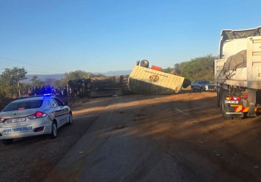 JacaNewswatch's tweet photo. Bus overturns on N1 in Limpopo near Baobab Toll Gate

https://t.co/P3lkH9c8ft https://t.co/ey1HpLWR2W