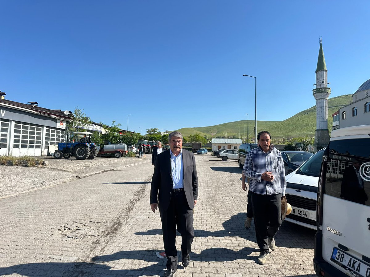 Abdulhalik_Tskn's tweet photo. Memleketimizin yükünü çeken, sabahın erken saatlerinde "Bismillah" diyerek dükkanını açan emektar sanayi esnafımızla bugün bir aradaydık. Hem sanayi sitemizde devam eden yol çalışmalarımızı beraber inceledik hem de çaylarını içip samimiyetle hasbihal ettik. Esnafımızın yüzündeki tebessüm ve ettikleri hayır duaları, hizmet yolunda bizim en büyük gücümüzdür. Rabbim tüm esnafımıza helal ve bereketli kazançlar nasip etsin.