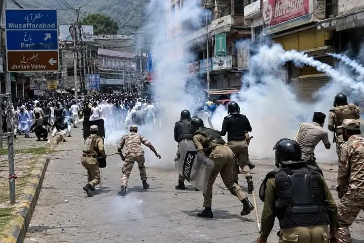 GreatAFG2's tweet photo. 🇵🇰🚨 BIG BREAKING from Pakistan

In Rawalakot, Kashmir, 150 people have reportedly been killed and hundreds more injured in firing by the Pakistani military.

It is worth noting that protests calling for separation from Pakistan and independence have been taking place in Kashmir for several days and continue with intensity.

In your opinion, could the Bangladesh scenario be repeated in Kashmir?