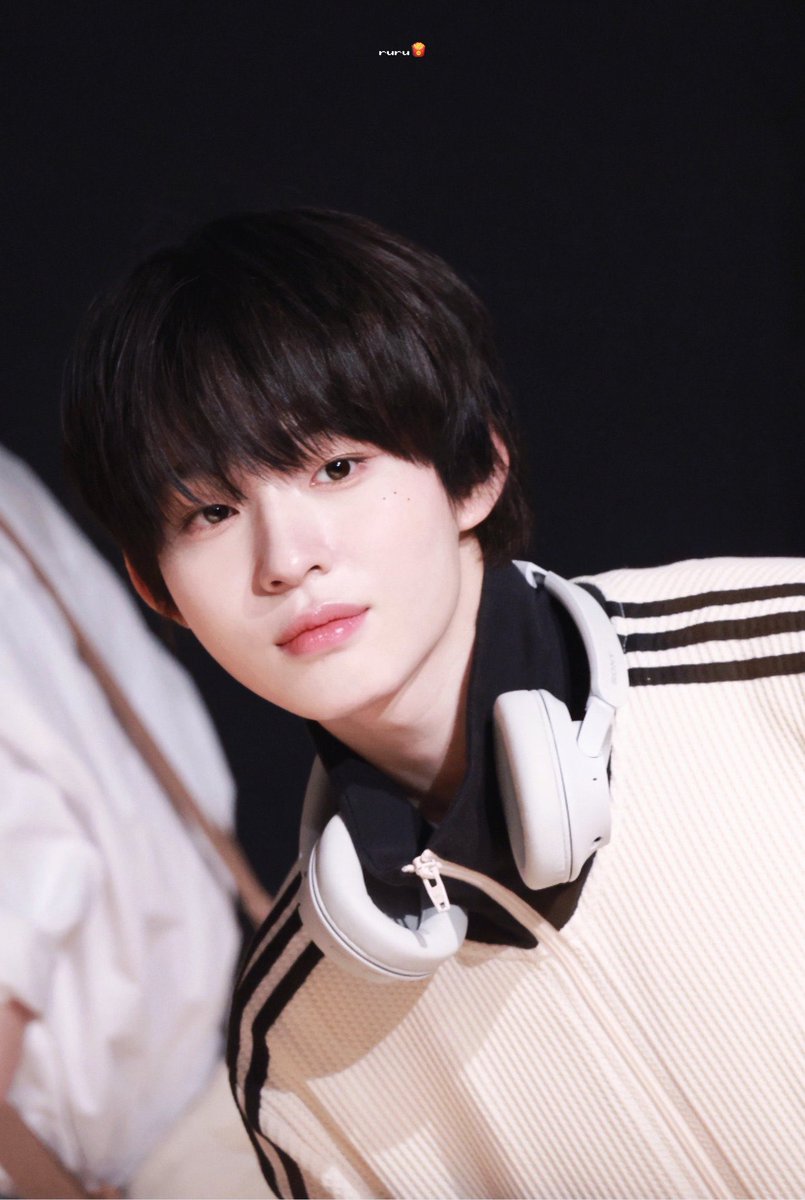 이름 tweet media