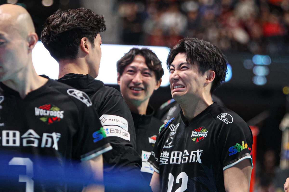 tsukemono_pori2's tweet photo. 2026.2.28📍 HAPPINESS ARENA
🆚VC長野トライデンツ

腫れてる目を見て自分が痛そうにしてる😂

#ウルフドッグス名古屋
#水町泰杜 選手
#宮浦健人 選手 https://t.co/JWabehNuIo