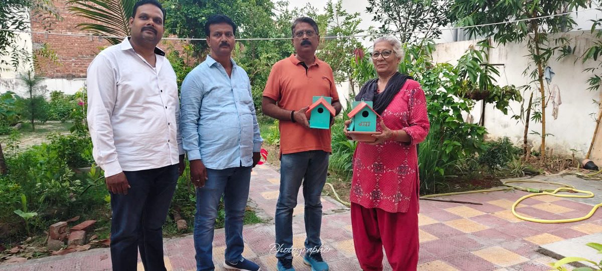 VyagraF's tweet photo. वाराणसी के शिवपुर में श्रीमती गिरिशा सिंह जुड़ी व्यग्र फाउंडेशन के गौरैया संरक्षण की मुहिम से.... #रूफटॉपऑक्सीजनपार्क #गौरैयाकालोनी #व्यग्रफाउंडेशन #neturevideo                             @narendramodi @PMOIndia @richaanirudh @upmita                 #sparrowphotography #sparrow https://t.co/OQugs39k3H