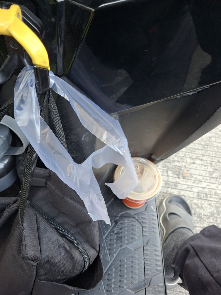 sigit2000617's tweet photo. Baru aja beli kopi sejuta jiwa jebol plastik nya satt, untungnya gak tumpah semua 😭
Efisiensi kah @JanjiJiwaID https://t.co/LxIjjOcote
