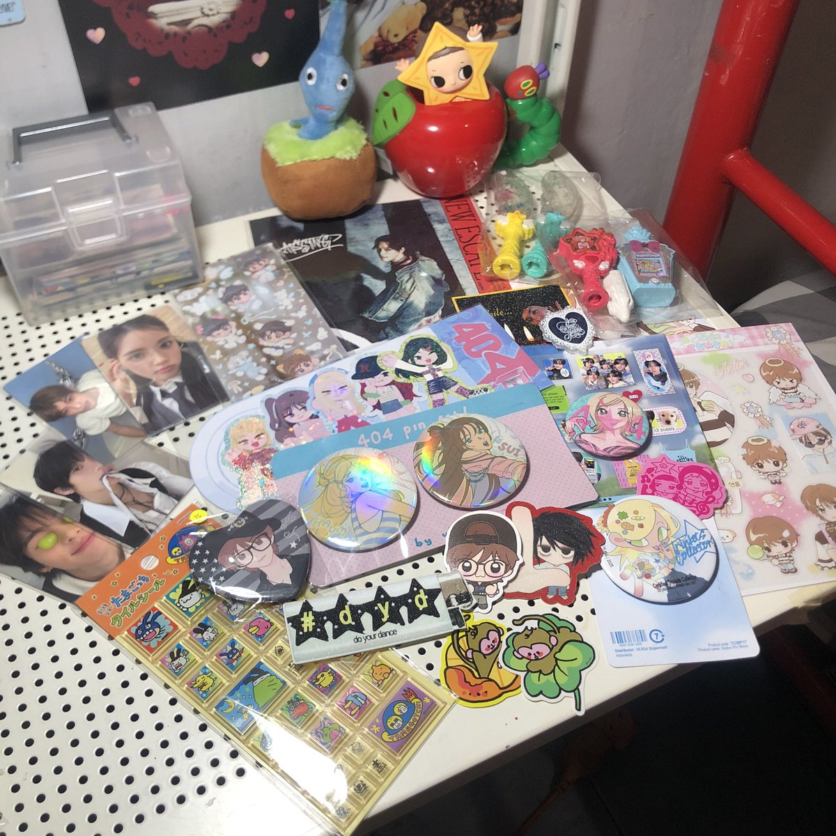 wonwoogemink's tweet photo. i know im only 21 🤙🏼😜 i only got a few dollars 🚫😔💸 and decided to spent all of them for MERCH 🌈🍥🍇 it’d be no problem 🙅🏻‍♂️👨🏼‍🍼 https://t.co/aqXRGbPFFg