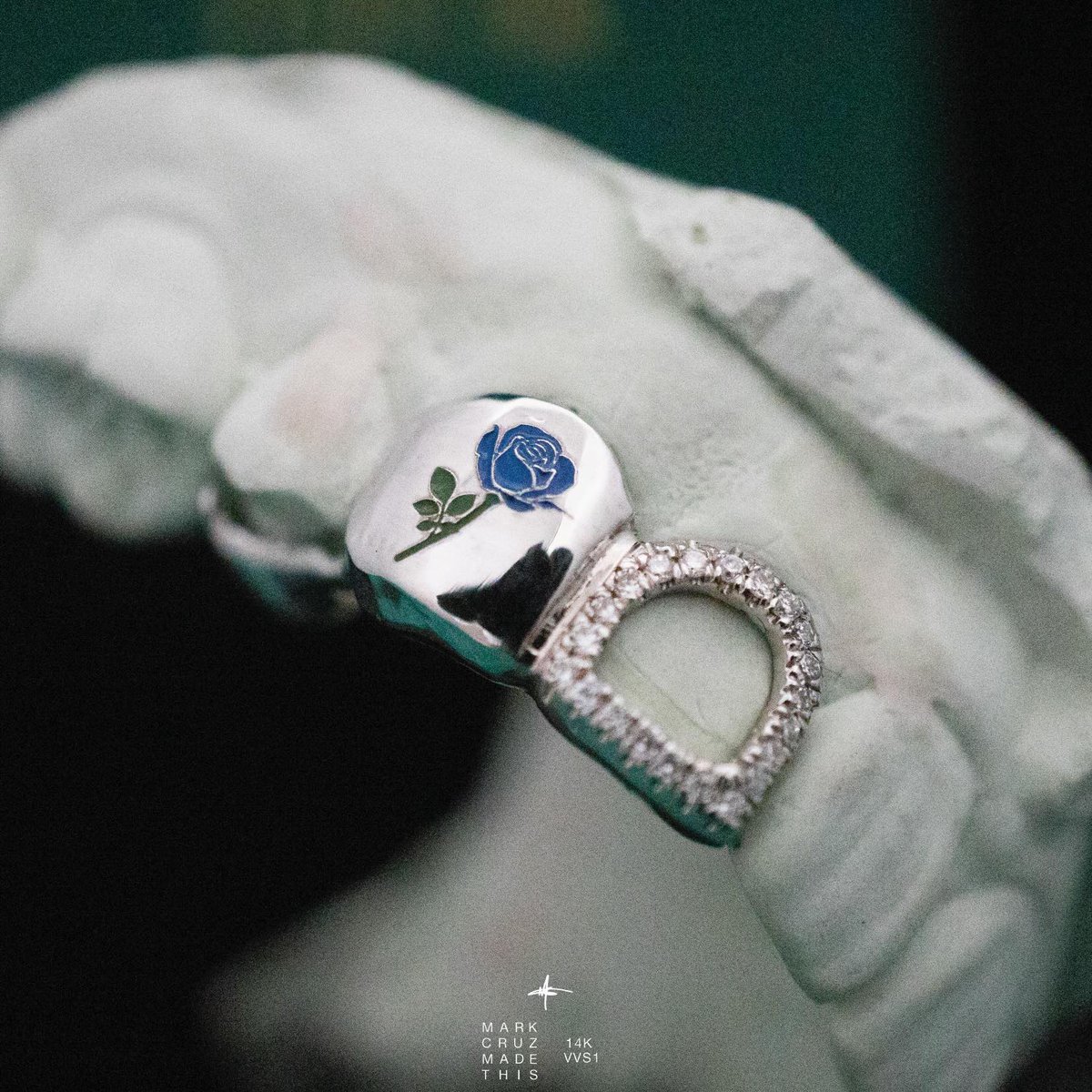 JennieDCGallery's tweet photo. 260608 Mark Cruz the Jeweler IG Update

The new new piece I made for @jennierubyjane for her The Governors Ball set today!! Fully custom 14k White Gold set with an enameled Blue Rose 🌹 and VVS1 Diamonds on the frame 😁 https://t.co/bbpbj2Zqbb
