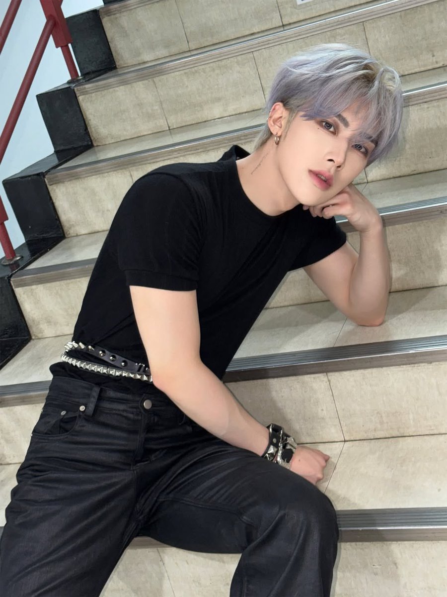 ttalgiily's tweet photo. cunty pose on the stairs just omega behavior. https://t.co/m6cqhRHEaM
