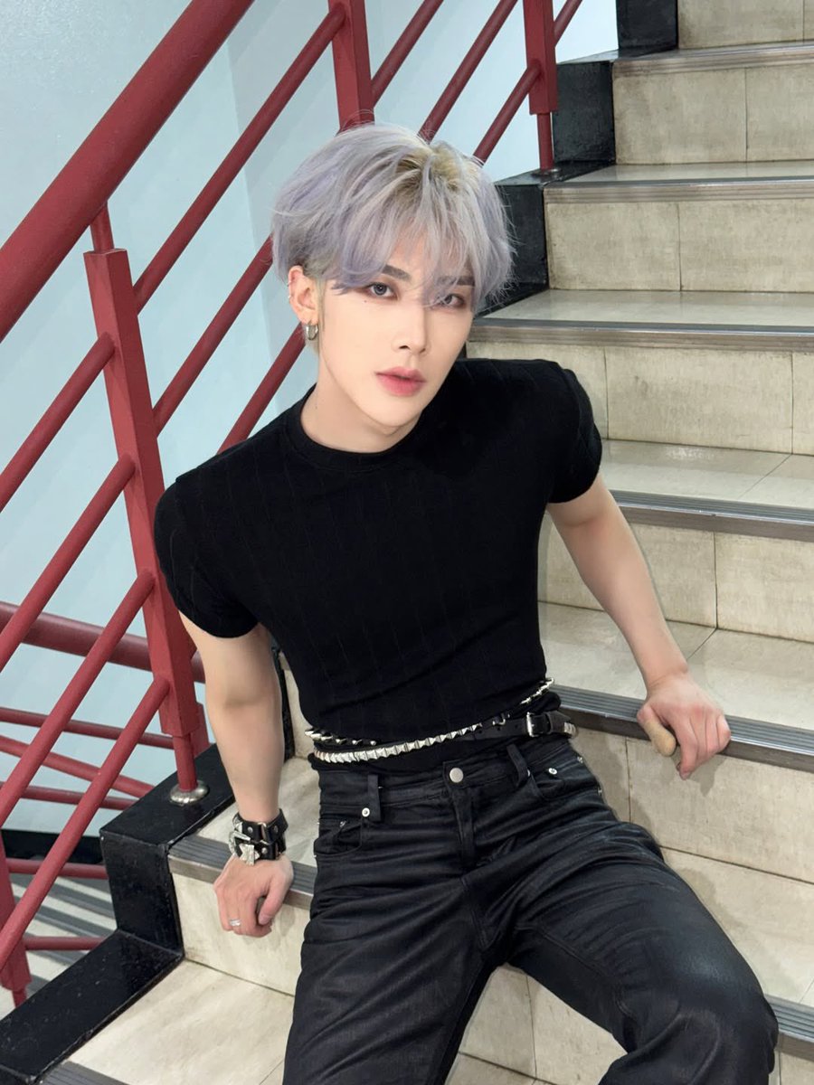 ttalgiily's tweet photo. cunty pose on the stairs just omega behavior. https://t.co/m6cqhRHEaM