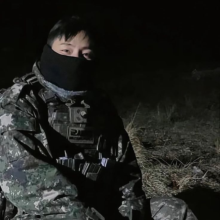 jkookonaut's tweet photo. neta que mientras yo exista jamás JAMÁS JAMÁS voy a soltar a taehyung listo pa la guerra, así mero me gustan de bravos puestos pal peligro y la acción https://t.co/qZBuCkPff7