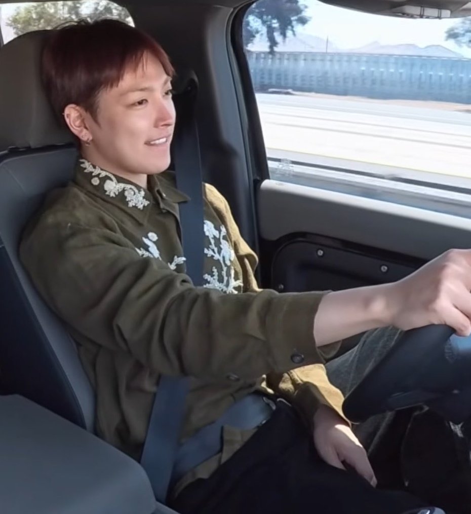 seongbyeoli's tweet photo. o cheiro de pau encardido nesse carro do hongjoong senhor https://t.co/9VAYWoHzLz