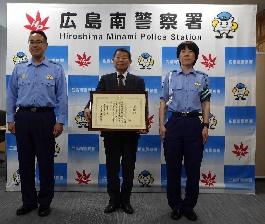 HP_maplekun's tweet photo. 【おサルさんの笑顔が続きますように】
交通死亡事故ゼロへの願いを込め
黄金橋から見えるサルの看板で２１年にわたり
死亡事故の発生状況を掲示し続けている松本さんに
感謝状を贈呈しました‼
おサルさんはこれからも
ドライバーの皆さんを見守っています🐵
【#広島南警察署】#広島県警察 #交通安全 https://t.co/mtgD8TBWgc