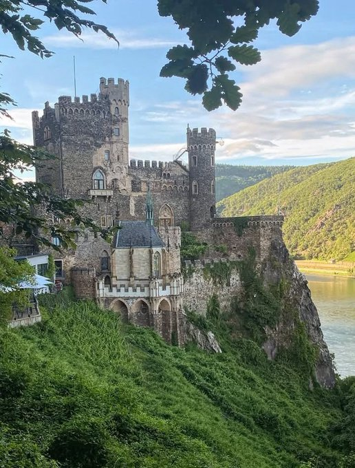 BarirahQueen's tweet photo. Rheinstein Castle, Germany 🇩🇪 https://t.co/R9YcSmoP0J