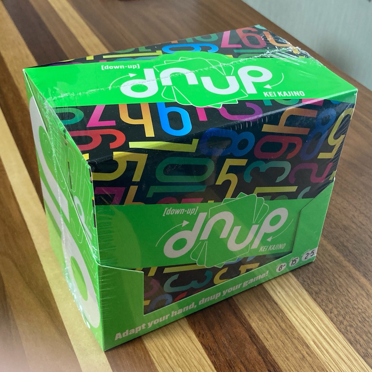 OnemoregameJpn's tweet photo. dnup(旧Revolve!)のサンプルが届きました。

しっかりと手に馴染むサイズのカードサイズです。得点チップがロゴになってるのも洒落ていて良いですね。

箱はシールで貼られているタイプでしたが、簡単に剥がせるシールなので安心です。

国内流通はいつになるのかな？店頭に並ぶのが楽しみです。 https://t.co/4p5e9s1y30