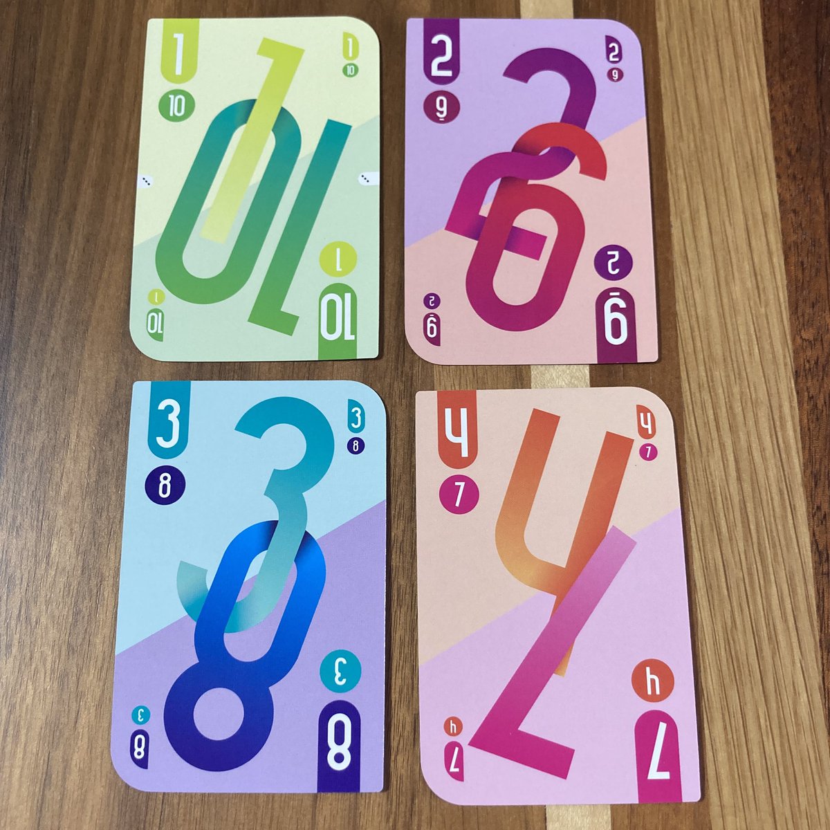 OnemoregameJpn's tweet photo. dnup(旧Revolve!)のサンプルが届きました。

しっかりと手に馴染むサイズのカードサイズです。得点チップがロゴになってるのも洒落ていて良いですね。

箱はシールで貼られているタイプでしたが、簡単に剥がせるシールなので安心です。

国内流通はいつになるのかな？店頭に並ぶのが楽しみです。 https://t.co/4p5e9s1y30