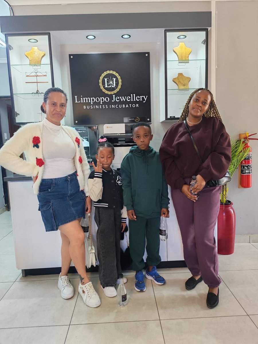 tebogstaT's tweet photo. These 2 women are using these kids for their own clout, they are even planning a wedding for kids. https://t.co/tZnVcPGZPn